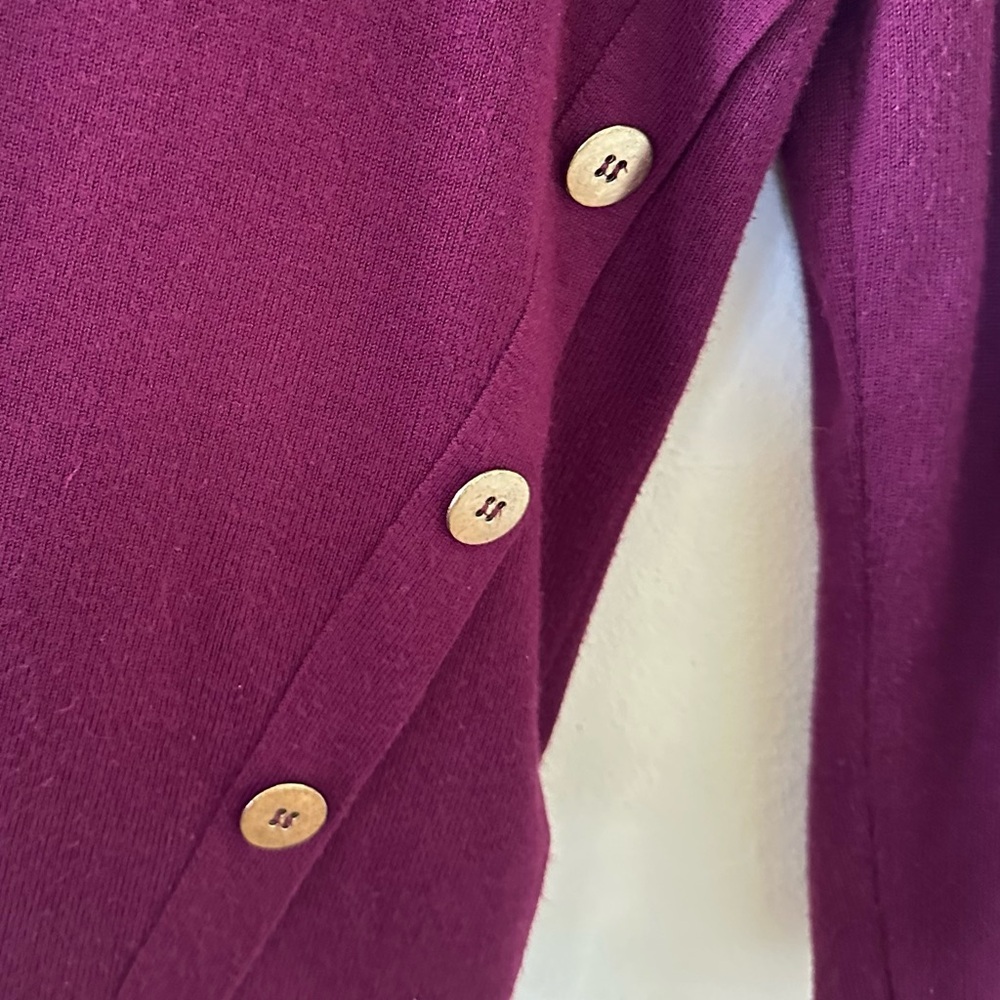 Cable & Gauge wine colored top XL, long sleeves, decorative buttons on the side. - Picture 2 of 4